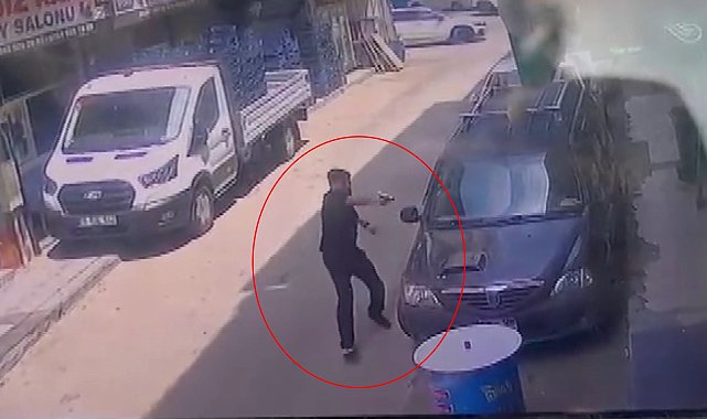 Bursa'da silahlı saldırı anı kamerada: 2 yaralı