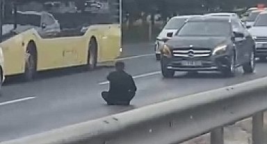 Büyükçekmece'de D-100'de elinde bıçakla polisi harekete geçirdi; trafik yoğunluğu oluştu