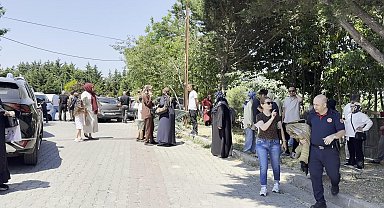 Büyükçekmece'de fren yerine gaza bastığı öne sürülen sürücü velilerin arasına daldı: 2'si çocuk 6 yaralı