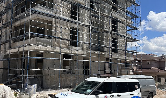 Çalıştığı inşaatta merdiven boşluğuna düşüp yaralandı