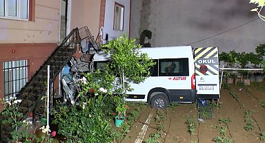Çekmeköy'de servis minibüsü evin bahçesine uçtu: 1 yaralı