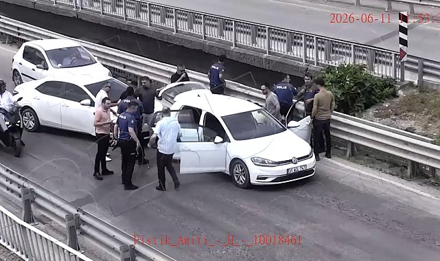 Cezaevi önünde 2 kişiyi yaralayıp, otomobil gasbeden şüphelilerin yakalanma anı kamerada