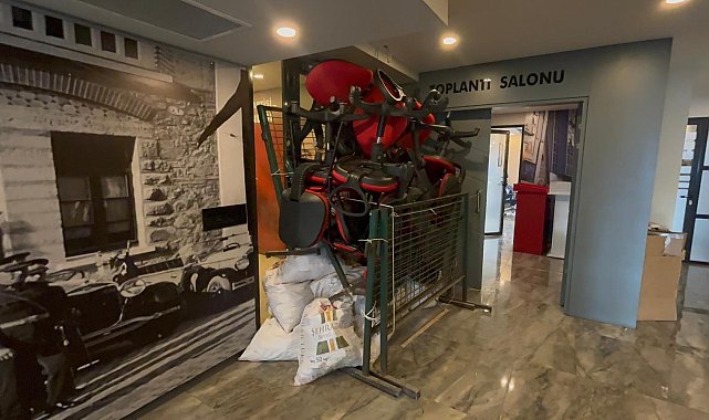 CHP Bursa'da partililer bina girişine sandalyelerle barikat kurdu