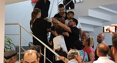 CHP İzmir İl Başkanlığı koltuğuna oturan Gümrükçü: Yakam paçam dağıldı, göğsüm ezildi