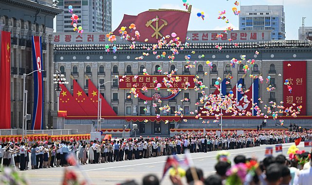 Çin Devlet Başkanı Şi, Kim Jong Un tarafından törenle karşılandı
