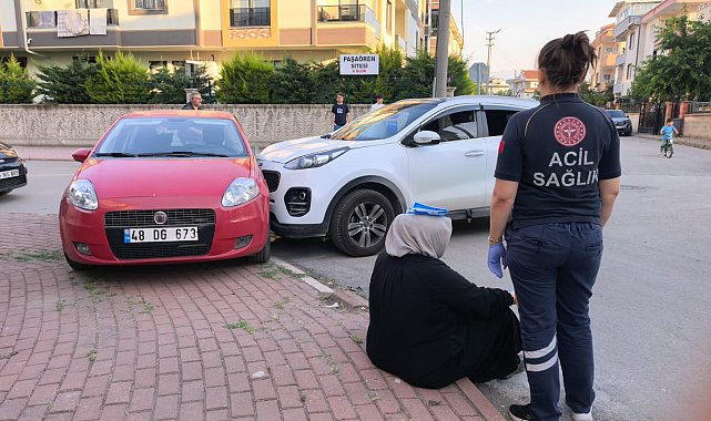 Cipin çarpıp, sürüklediği otomobil kaldırıma çıkarak durdu; 4 yaralı