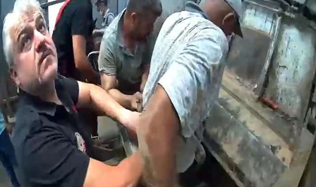 Çöp kamyonunda sıkışan işçi kurtarıldı