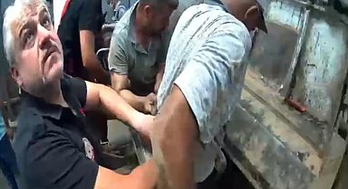 Çöp kamyonunda sıkışan işçi kurtarıldı