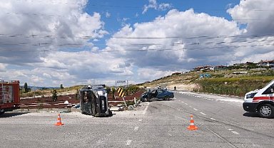 Çorum'da otomobille hafif ticari araç çarpıştı: 2'si ağır, 5 yaralı