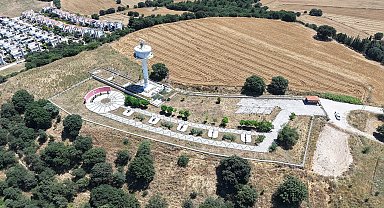 Dardanos Tabyası, düşman gemileri tarafından doğrudan vurulamaması için antik kent üzerine inşa edilmiş
