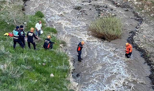 Debisi yükselen derenin karşı kıyısında mahsur kalan çifti, AFAD kurtardı