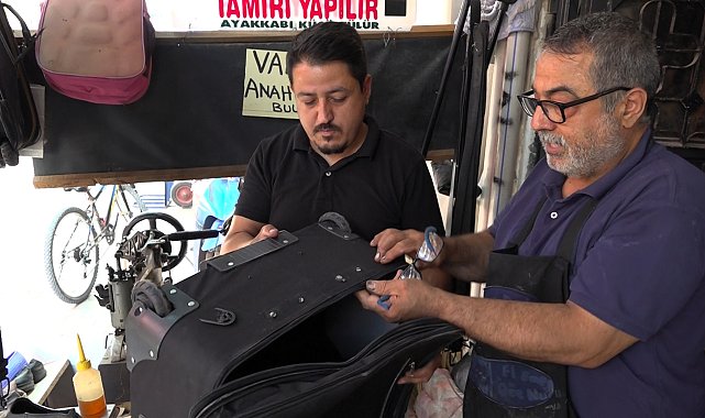 Dede mesleği ayakkabı tamirciliğini 88 yıldır sürdürüyorlar