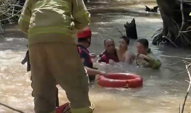 Derede akıntıya kapılan çocuğu itfaiye ekibi kurtardı