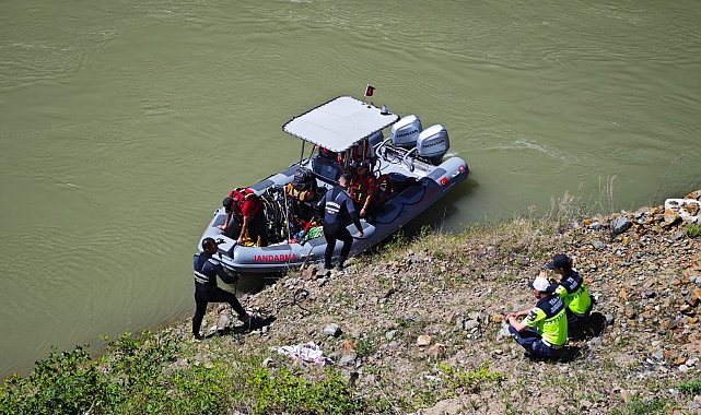 Dereye düşen kamyonette kaybolan baba ve oğlunu arama çalışmaları 3'üncü gününde