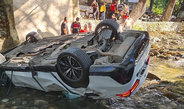 Dereye uçan otomobilin sürücüsü yaralandı