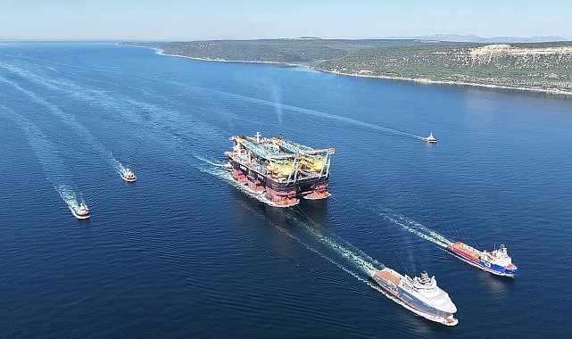 Dev vinç gemisi Çanakkale Boğazı'ndan geçti