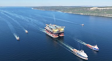 Dev vinç gemisi Çanakkale Boğazı'ndan geçti