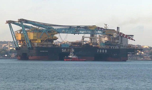Dev vinç gemisi İstanbul Boğazı'ndan geçiyor - 1 Görüntü eklendi