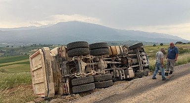Devrilen kamyonun şoförü yaralandı
