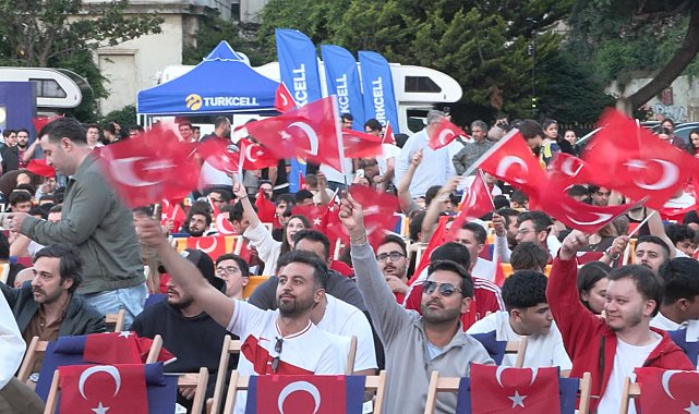 Dolmabahçe'de milli maç heyecanı dev ekranda yaşandı
