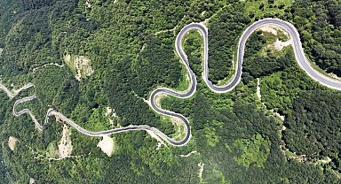 Domaniç Dağları'na uzanan 'kıvrımlı yollar'ın eşsiz manzarası dronla görüntülendi