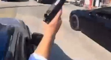 Düğün konvoyunda tabancayla havaya ateş açtı; o anlar kamerada