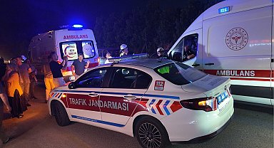 Düğün salonu önünde araçta sıkışan yaralılar kurtarılmaya çalışırken eğlence devam etti