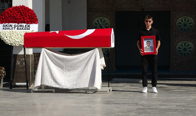 Duruşmada kalp krizi geçirip hayatını kaybeden Cumhuriyet savcısı, toprağa verildi