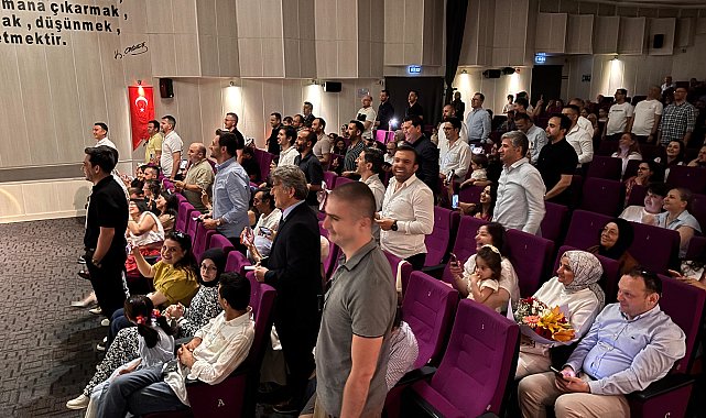 Duygulandıran koro; sahnede çocuklar, salonda babalar