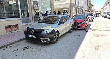 Ehliyetsiz sürücünün kullandığı otomobil park halindeki araçlara çarptı; 2 yaralı