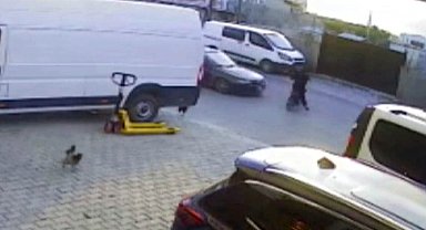 Elektrikli motosikletli çocuğun ağır yaralandığı kaza kamerada
