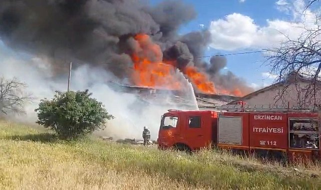 Erzincan'da mobilya deposunda yangın