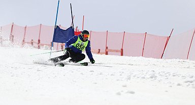Erzurum Palandöken'de babaların kayak yarışı