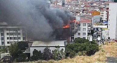 Esenyurt'ta 5 katlı binanın çatısında yangın - 4 Ek bilgi ve görüntüyle