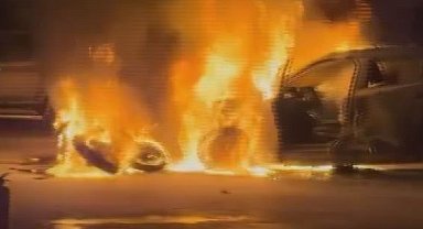Esenyurt'ta çarpışan otomobil ve motosiklet alev alev yandı: 2 yaralı