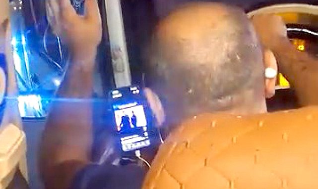 Esenyurt'ta direksiyon başında video izleyen minibüs şoförü kamerada