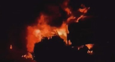 Esenyurt'ta TIR alev alev yandı