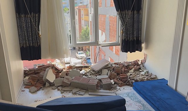Esenyurt'ta yıkım sırasında devrilen apartmanın zarar verdiği bina tahliye edildi