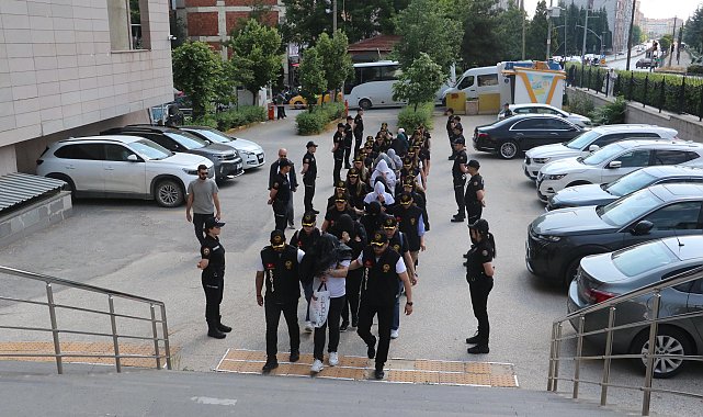 Eskişehir'de masaj salonlarına fuhuş baskını; 7 tutuklama