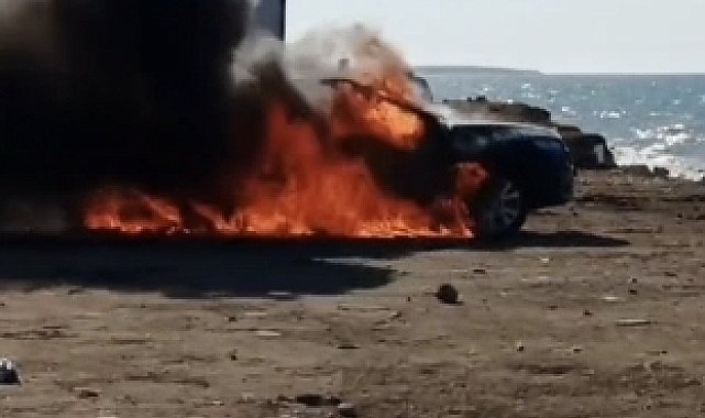 Eyüpsultan'da sahilde park halindeki otomobil alev alev yandı