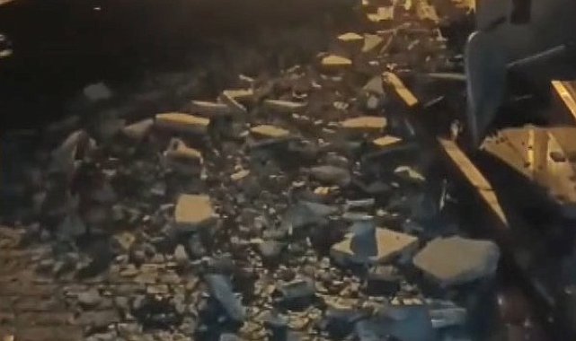 Fatih Laleli'de mağazanın çatısından kopan parçalar sokağa düştü