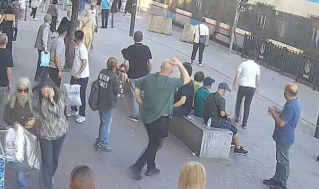 Fatih'te 6 yaşındaki çocuk raylara düşüp tramvayın altında kalarak öldü; panik anları kamerada