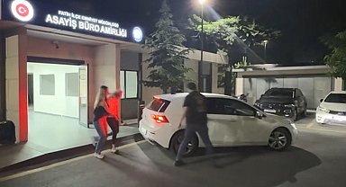 Fatih'te araçta eşini bekleyen Rumen turistin çantasını çalan şüpheli yakalandı