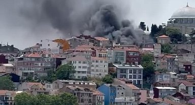 Fatih'te binadaki yangın araçlara sıçradı-2