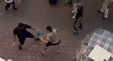 Fatih'te yabancı uyruklu kişilerin bıçaklı kavgası kamerada