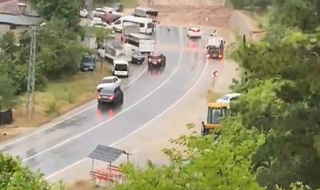 Feke-Kozan kara yolu sel ve heyelan nedeniyle ulaşıma kapandı