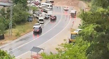Feke-Kozan kara yolu sel ve heyelan nedeniyle ulaşıma kapandı