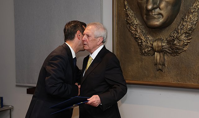 Fenerbahçe'de başkan Aziz Yıldırım ve yönetim kurulu üyeleri mazbatalarını aldı
