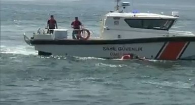 Feribottan denize düşen kişiyi büfe çalışanı kurtardı