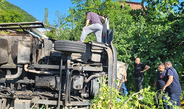 Freni boşalan kamyonun devrildiği kaza kamerada